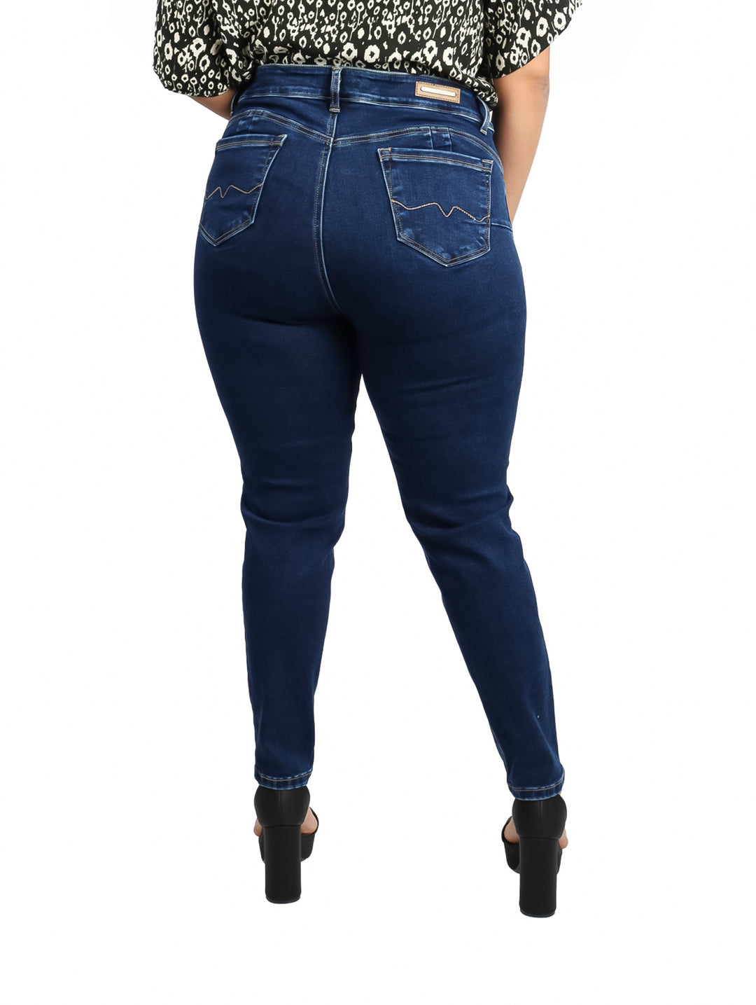 Jeans ajustados para mujer en color azul oscuro.