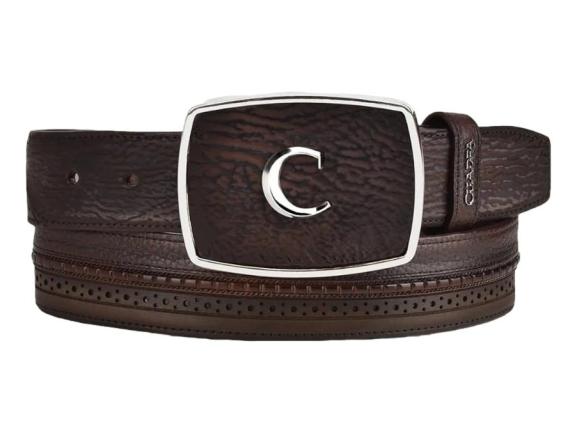 Cinturón Cuadra marrón de piel de tiburón con hebilla rectangular plateada y detalles perforados.