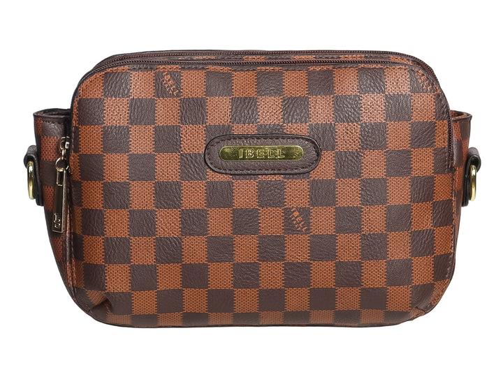 Bolso de hombro IBELL color chocolate con estampado de cuadros y placa metálica frontal.