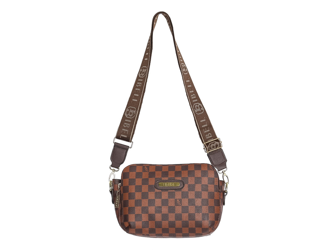 Bolso de hombro IBELL color chocolate con estampado de cuadros y placa metálica frontal.