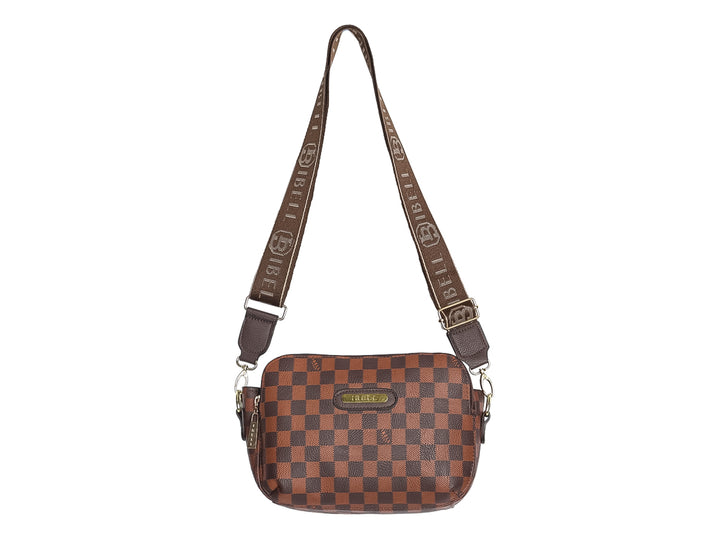 Bolso de hombro IBELL color chocolate con estampado de cuadros y placa metálica frontal.
