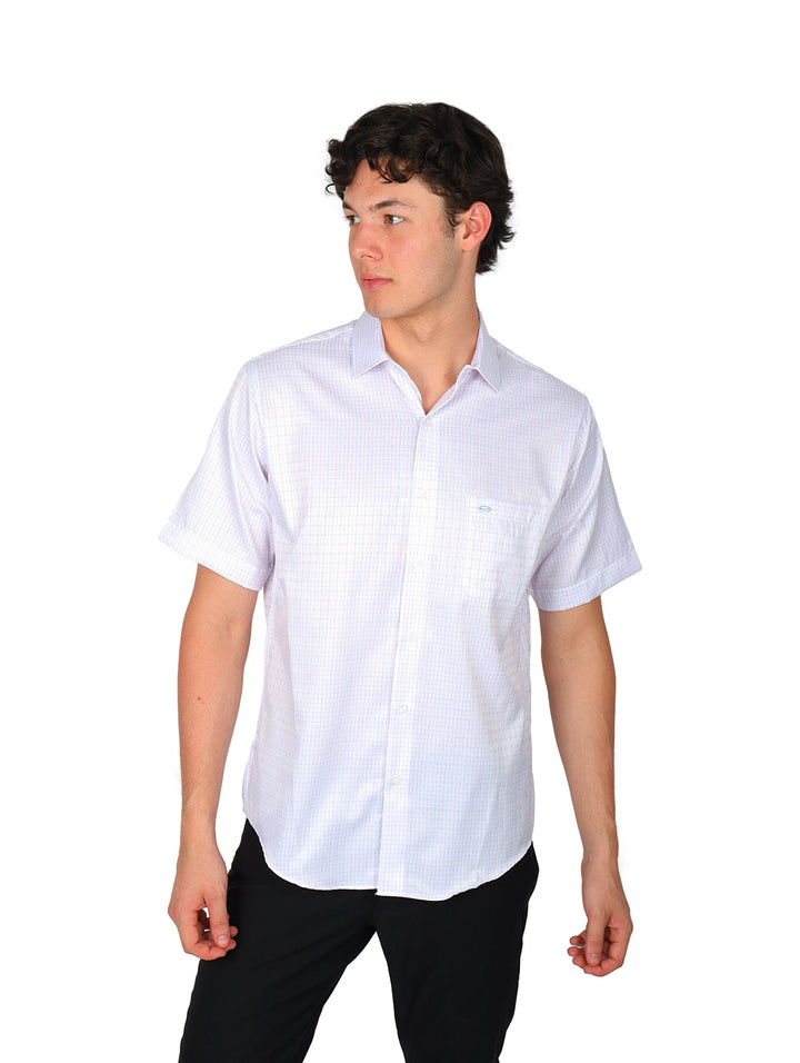 Hombre vistiendo camisa de manga corta color rosa claro con patrón de cuadros pequeños.