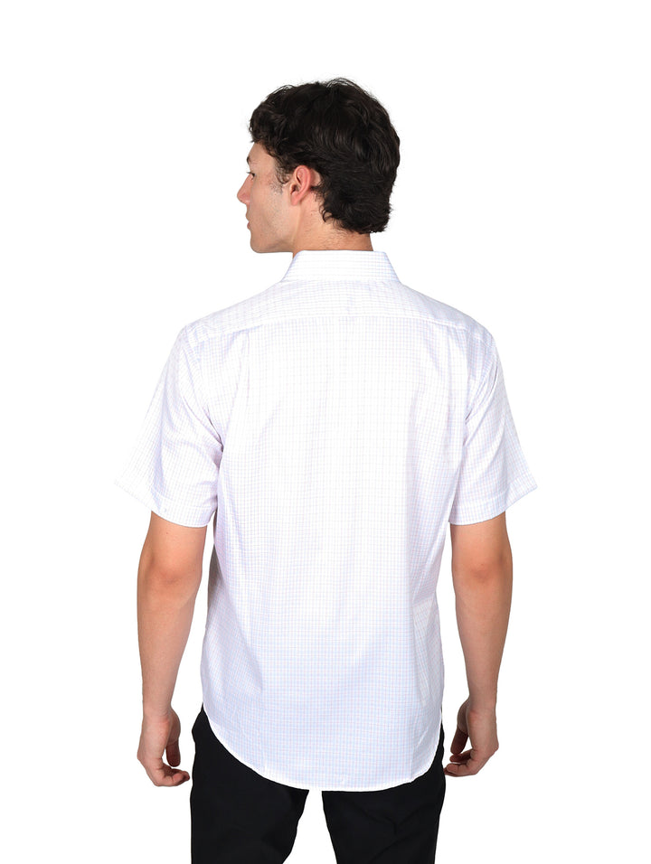 Hombre vistiendo camisa de manga corta color rosa claro con patrón de cuadros pequeños.