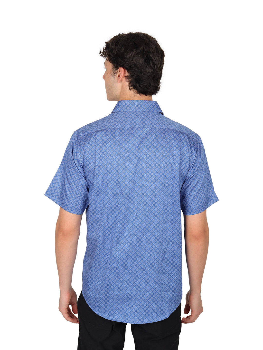 Hombre vistiendo una camisa azul de manga corta con estampado geométrico sutil y botones frontales.