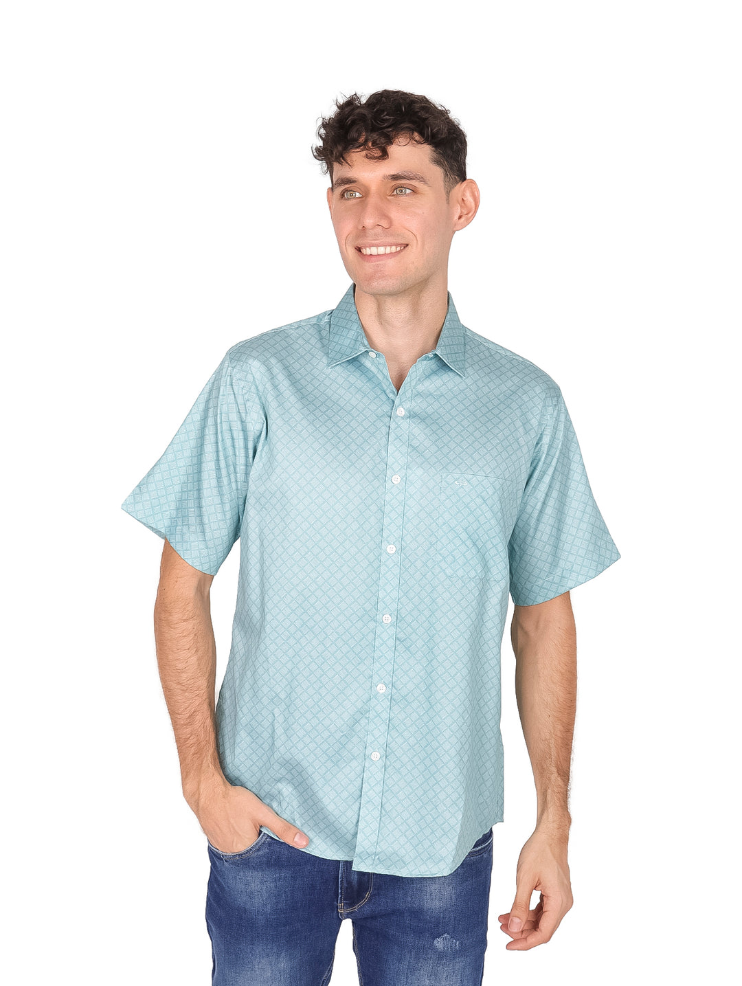 Hombre vistiendo camisa de manga corta color menta con un patrón geométrico sutil y cuello.
