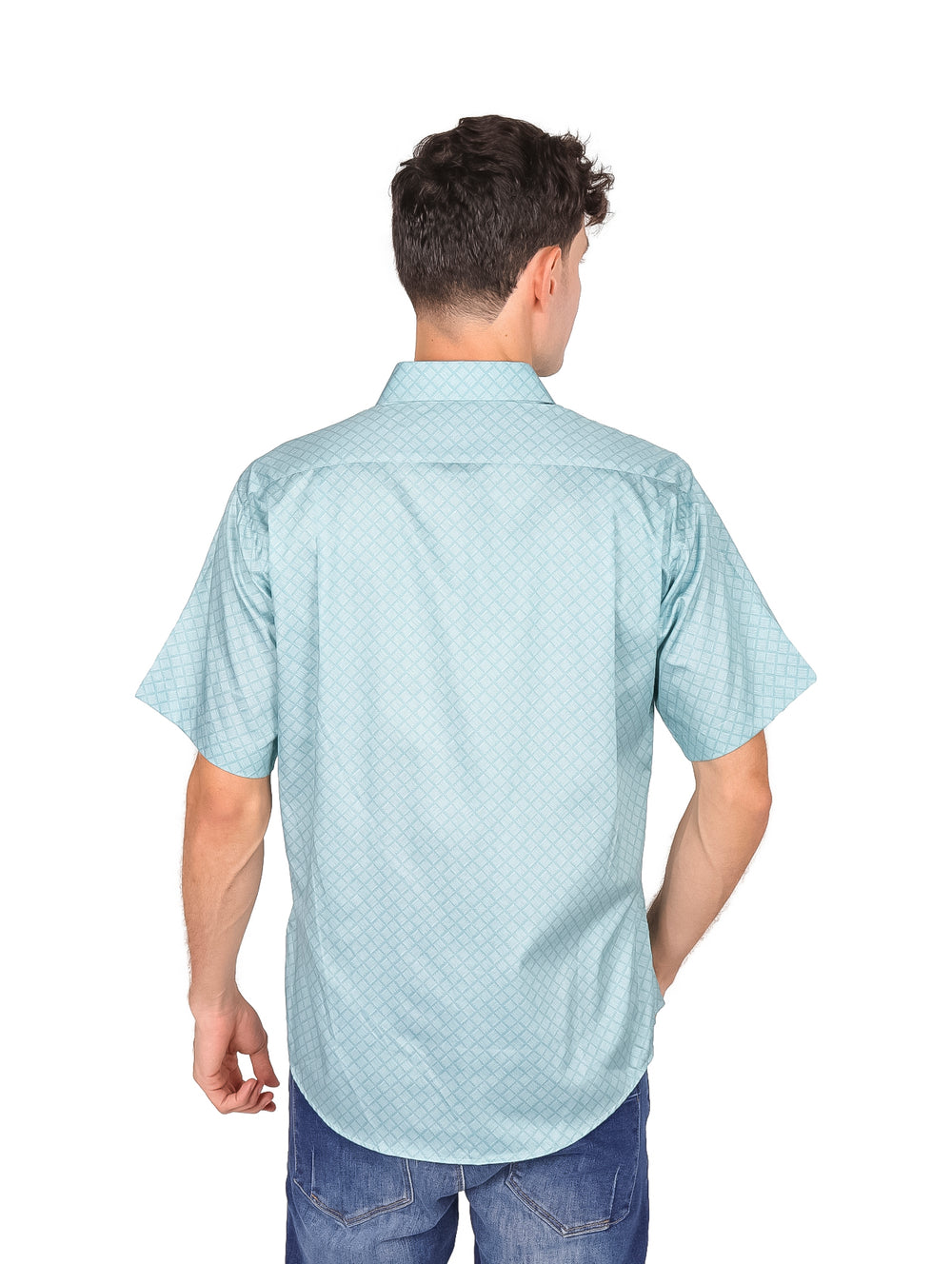 Hombre vistiendo camisa de manga corta color menta con un patrón geométrico sutil y cuello.