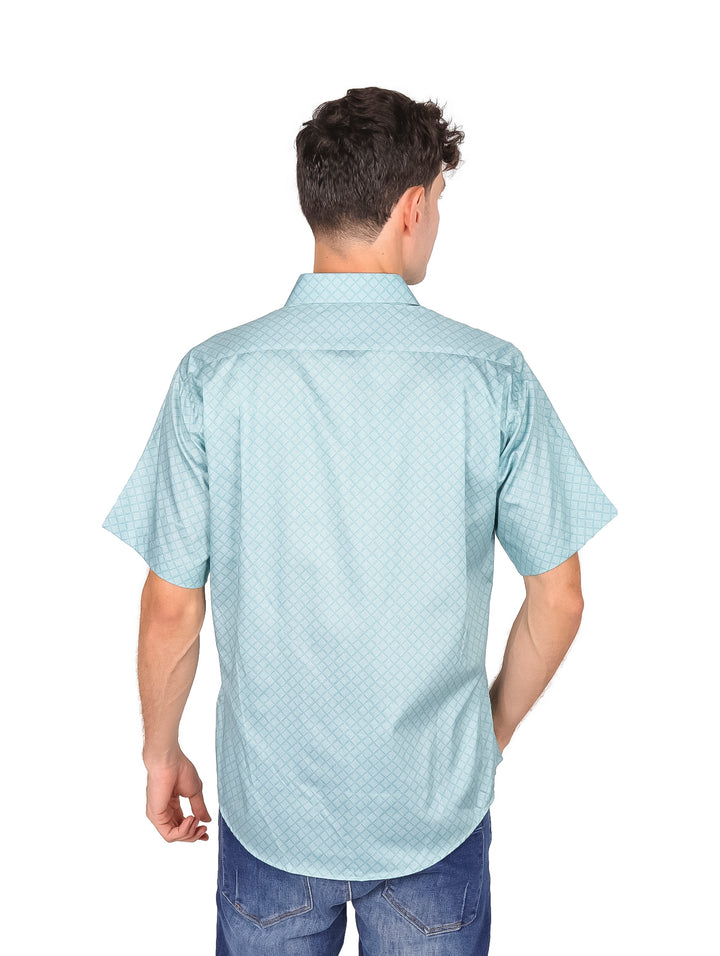 Hombre vistiendo camisa de manga corta color menta con un patrón geométrico sutil y cuello.