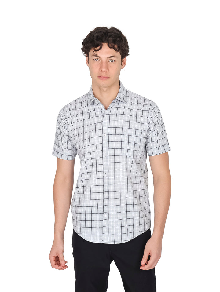 Hombre vistiendo camisa de manga corta color gris con estampado de cuadros y corte slim fit.
