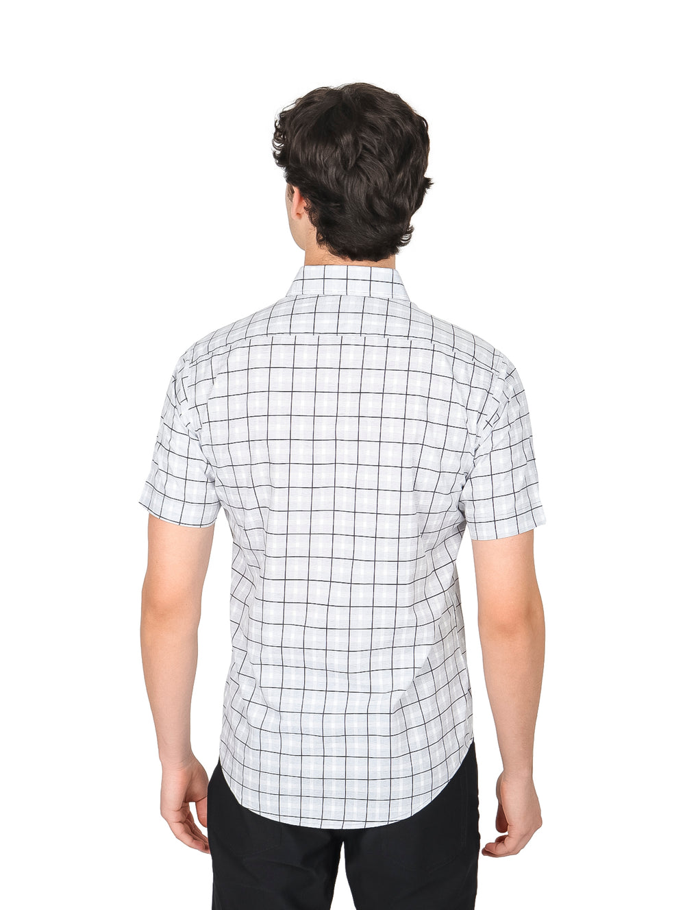 Hombre vistiendo camisa de manga corta color gris con estampado de cuadros y corte slim fit.