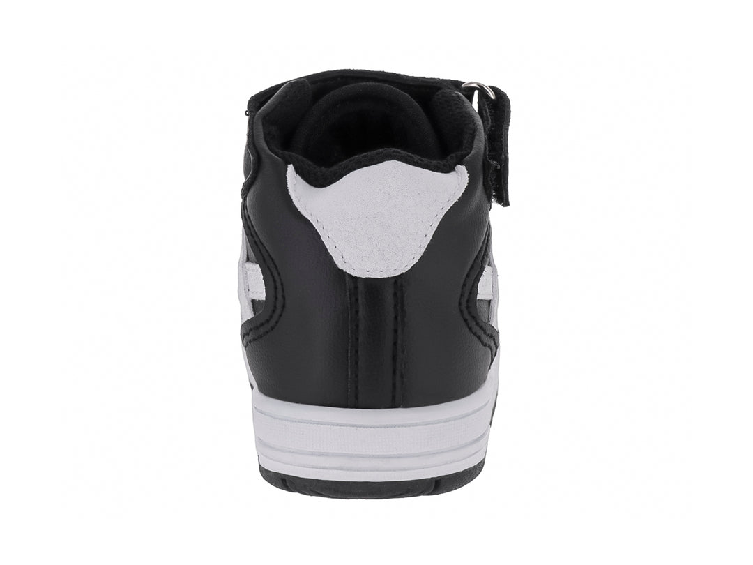 Tenis infantiles Panam color negro con detalles y suela blanca, cierre de velcro.