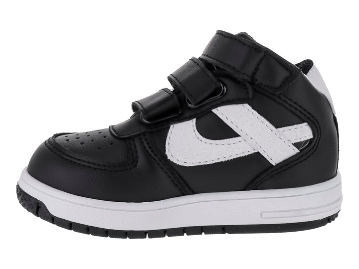 Tenis infantiles Panam color negro con detalles y suela blanca, cierre de velcro.