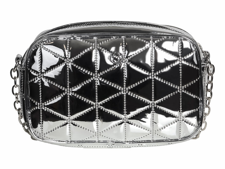 Bolso pequeño de color plata metalizado con diseño acolchado y correa de cadena.