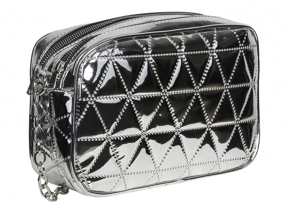 Bolso pequeño de color plata metalizado con diseño acolchado y correa de cadena.