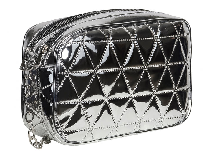 Bolso pequeño de color plata metalizado con diseño acolchado y correa de cadena.