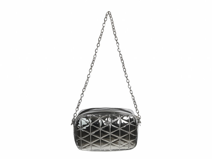 Bolso pequeño de color plata metalizado con diseño acolchado y correa de cadena.