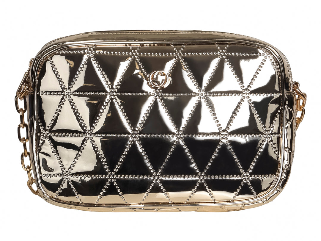 Bolso Ferretina color oro con acabado brillante, diseño acolchado geométrico y correa de cadena.