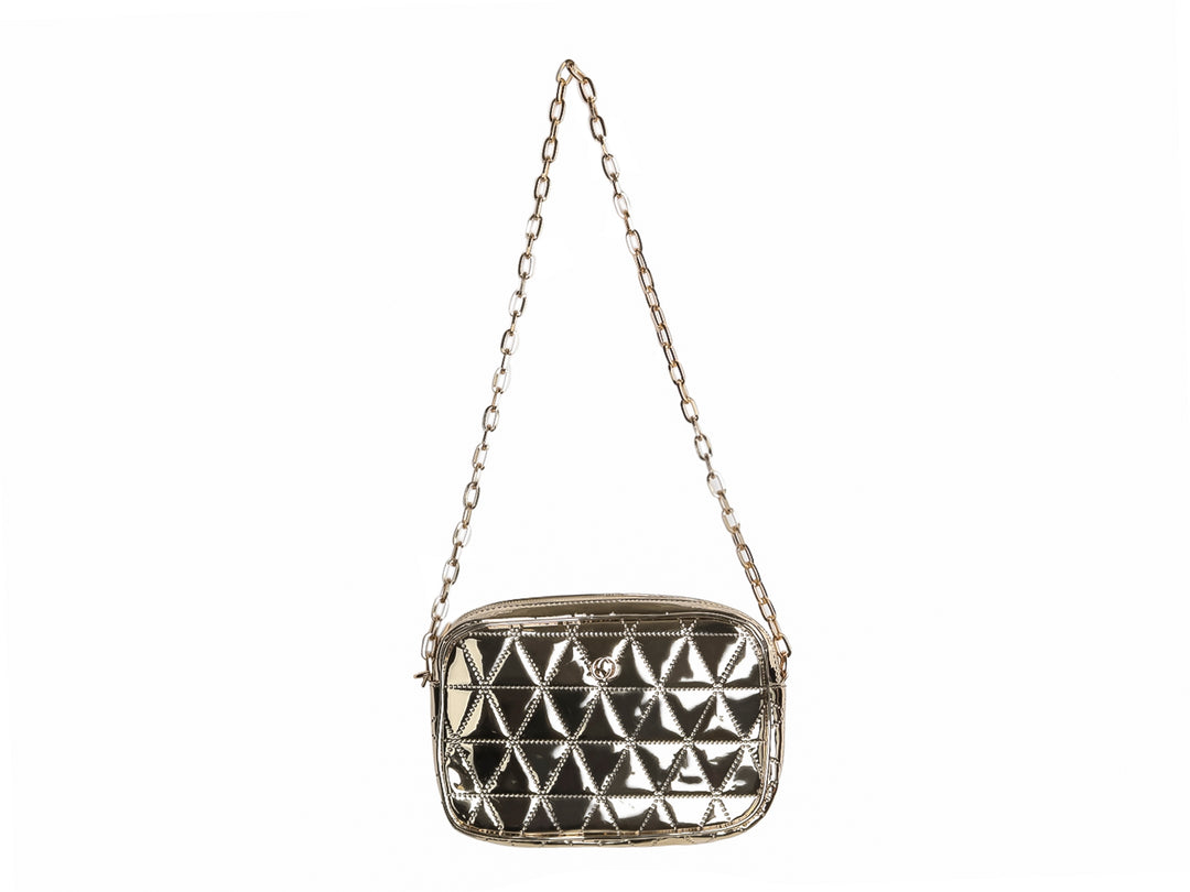 Bolso Ferretina color oro con acabado brillante, diseño acolchado geométrico y correa de cadena.