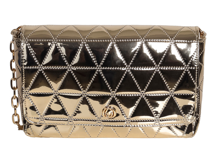 Bolso de hombro Ferretina color oro con acabado brillante, textura acolchada geométrica y correa de cadena.