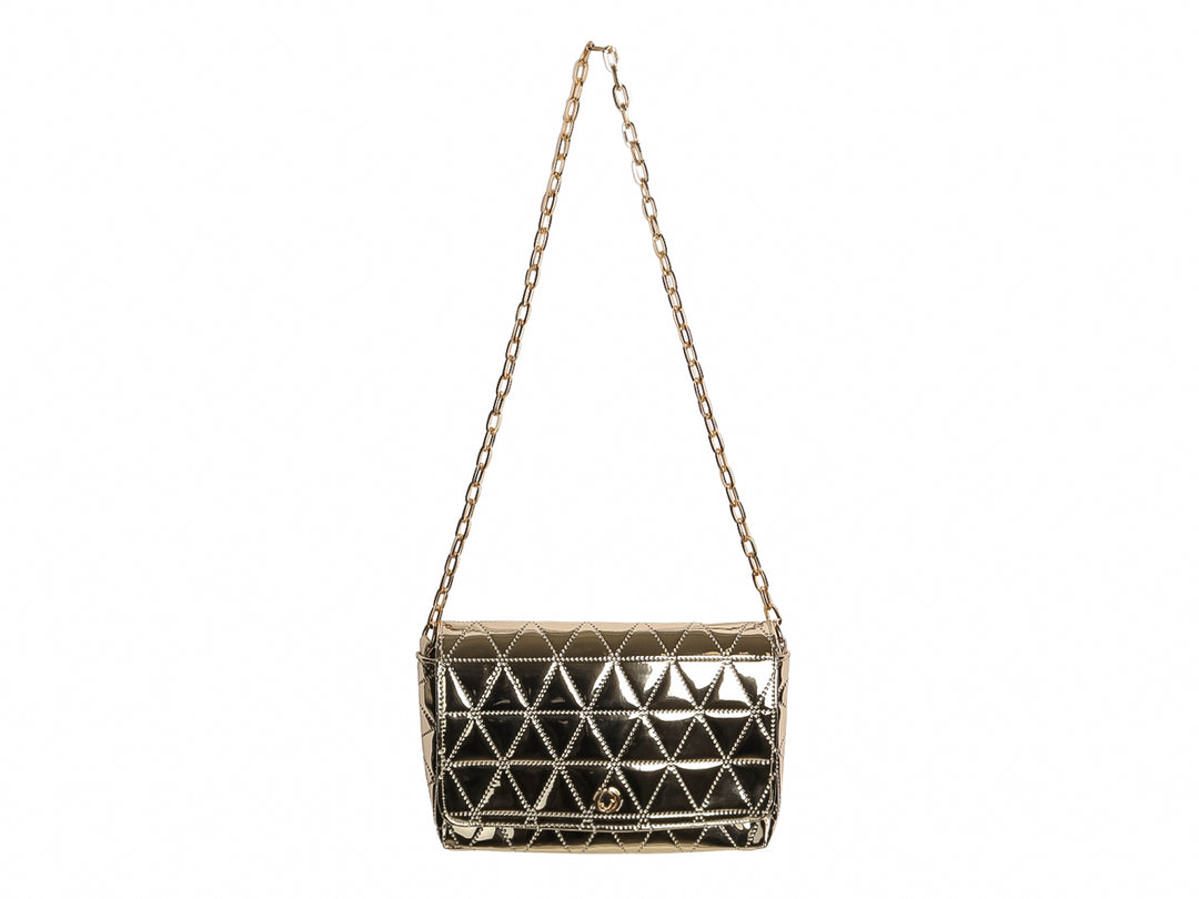 Bolso de hombro Ferretina color oro con acabado brillante, textura acolchada geométrica y correa de cadena.