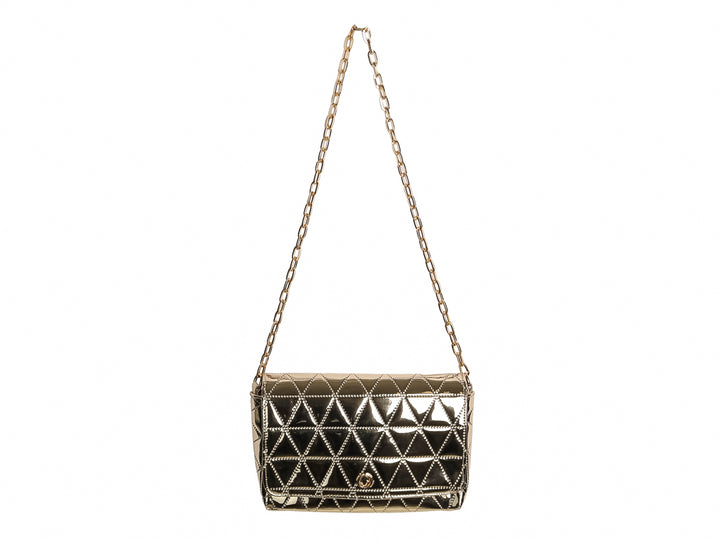 Bolso de hombro Ferretina color oro con acabado brillante, textura acolchada geométrica y correa de cadena.