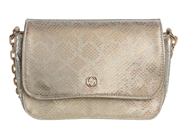 Bolso de hombro Ferretina color oro con textura de piel de víbora y correa de cadena.