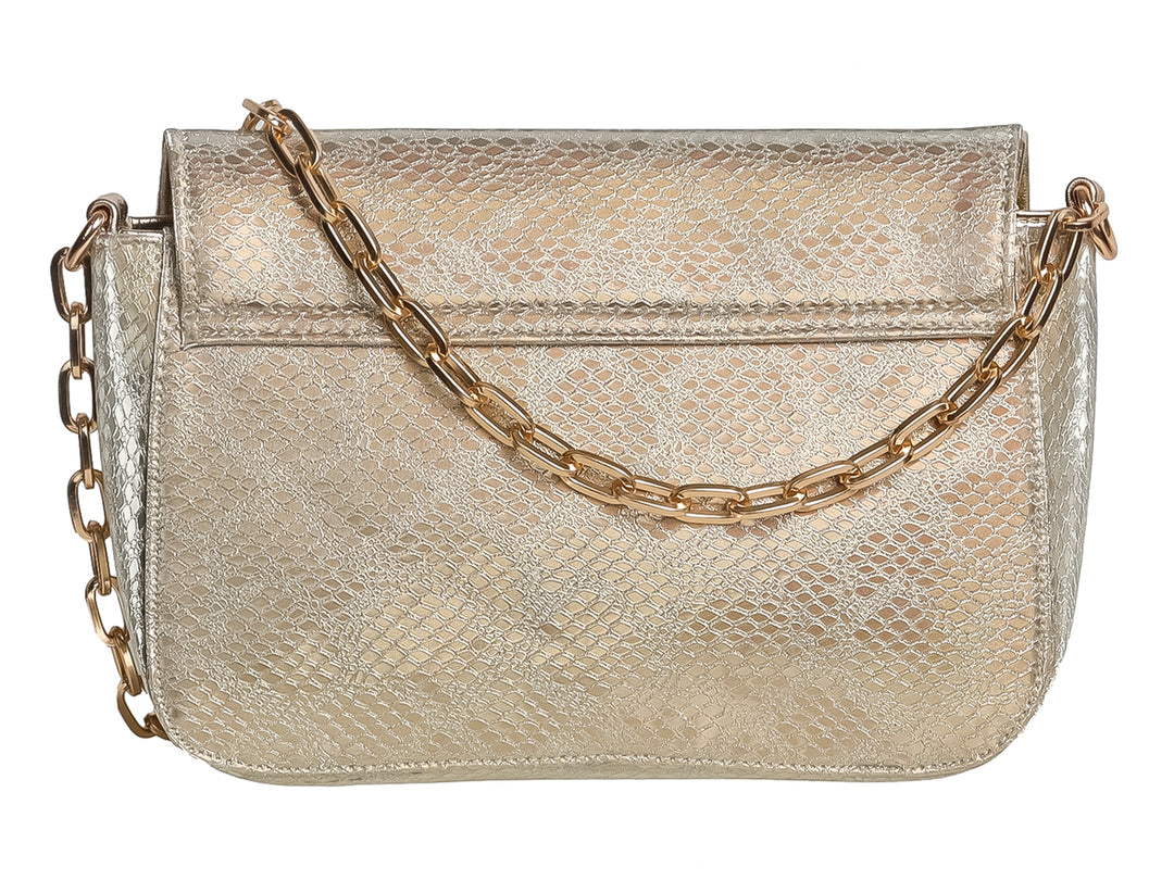 Bolso de hombro Ferretina color oro con textura de piel de víbora y correa de cadena.