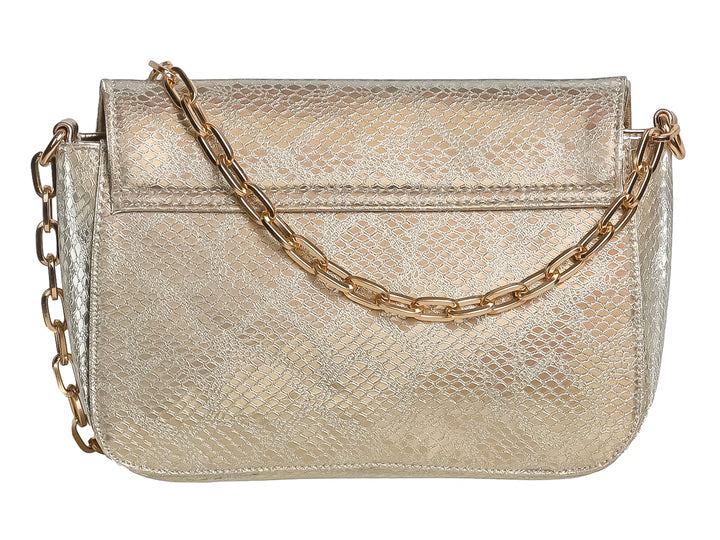 Bolso de hombro Ferretina color oro con textura de piel de víbora y correa de cadena.