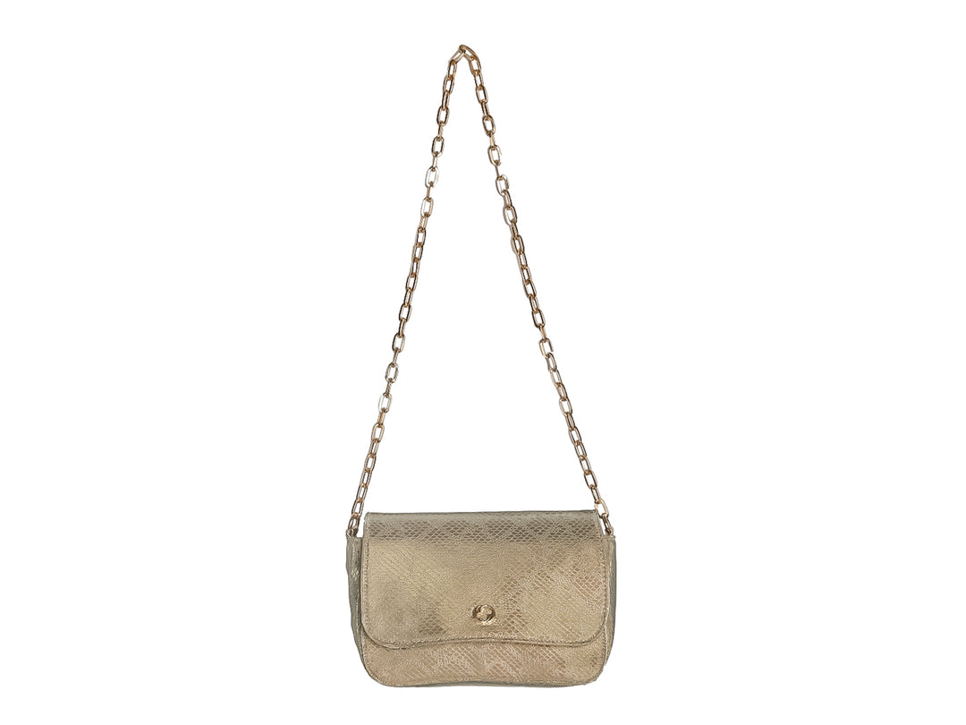 Bolso de hombro Ferretina color oro con textura de piel de víbora y correa de cadena.