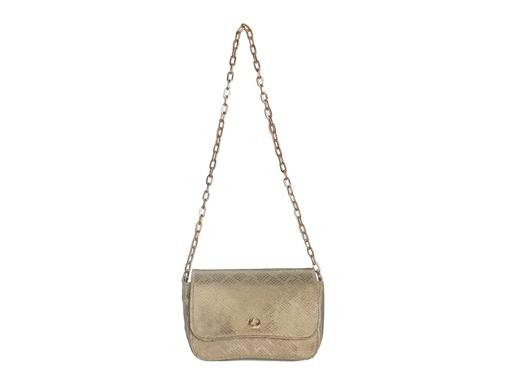 Bolso de hombro Ferretina color oro con textura de piel de víbora y correa de cadena.
