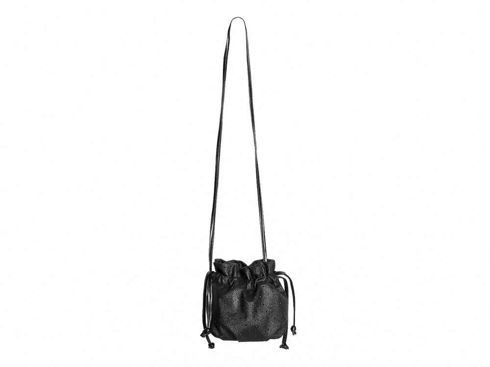 Bolso tipo saco color negro con detalles brillantes y cierre de cordón ajustable.