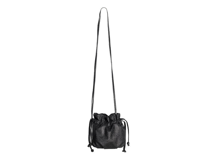 Bolso tipo saco color negro con detalles brillantes y cierre de cordón ajustable.