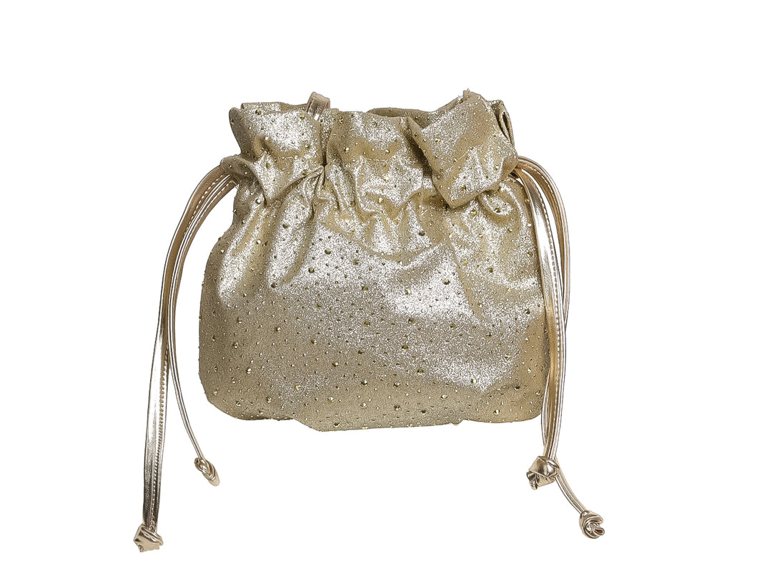 Bolso de hombro estilo saco en color oro brillante con detalles decorativos y correas delgadas.