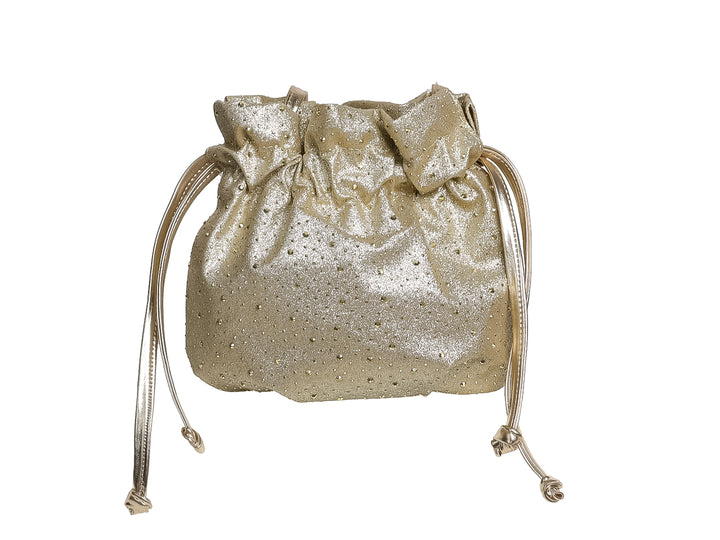 Bolso de hombro estilo saco en color oro brillante con detalles decorativos y correas delgadas.