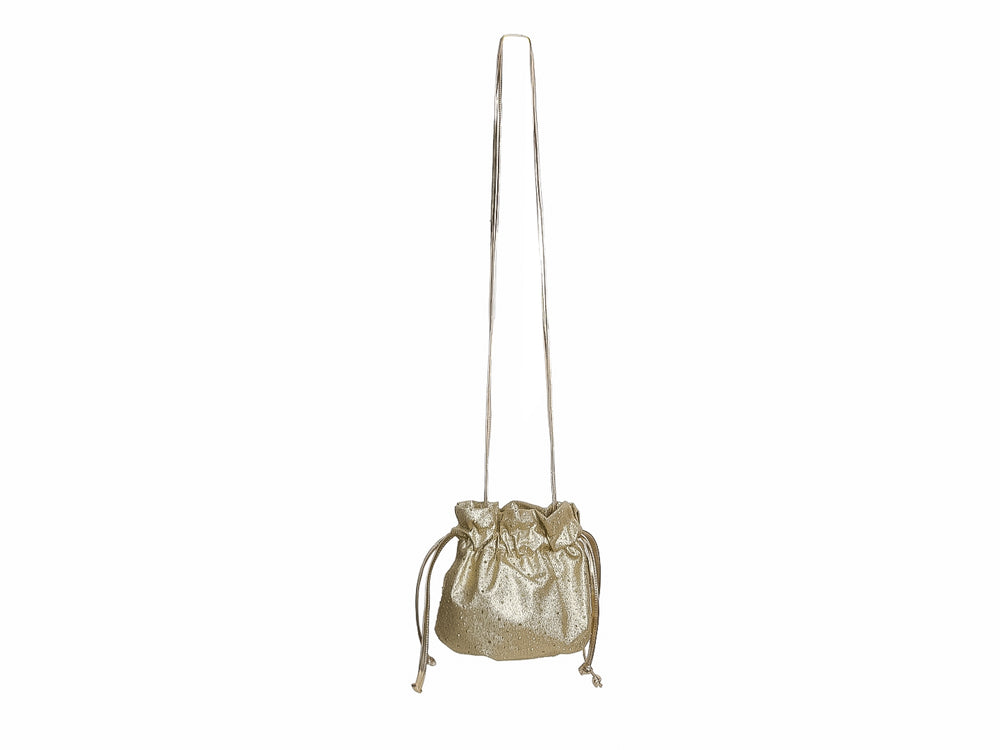 Bolso de hombro estilo saco en color oro brillante con detalles decorativos y correas delgadas.