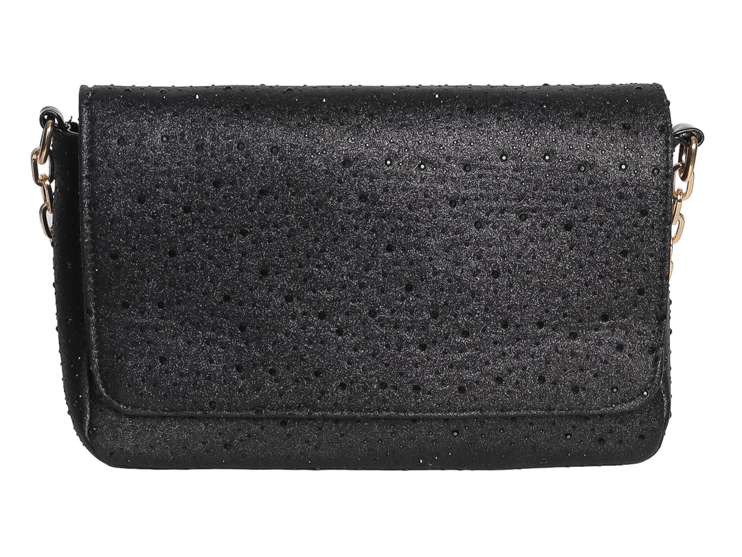 Bolso de hombro Ferretina color negro con textura perforada y correa de cadena dorada.