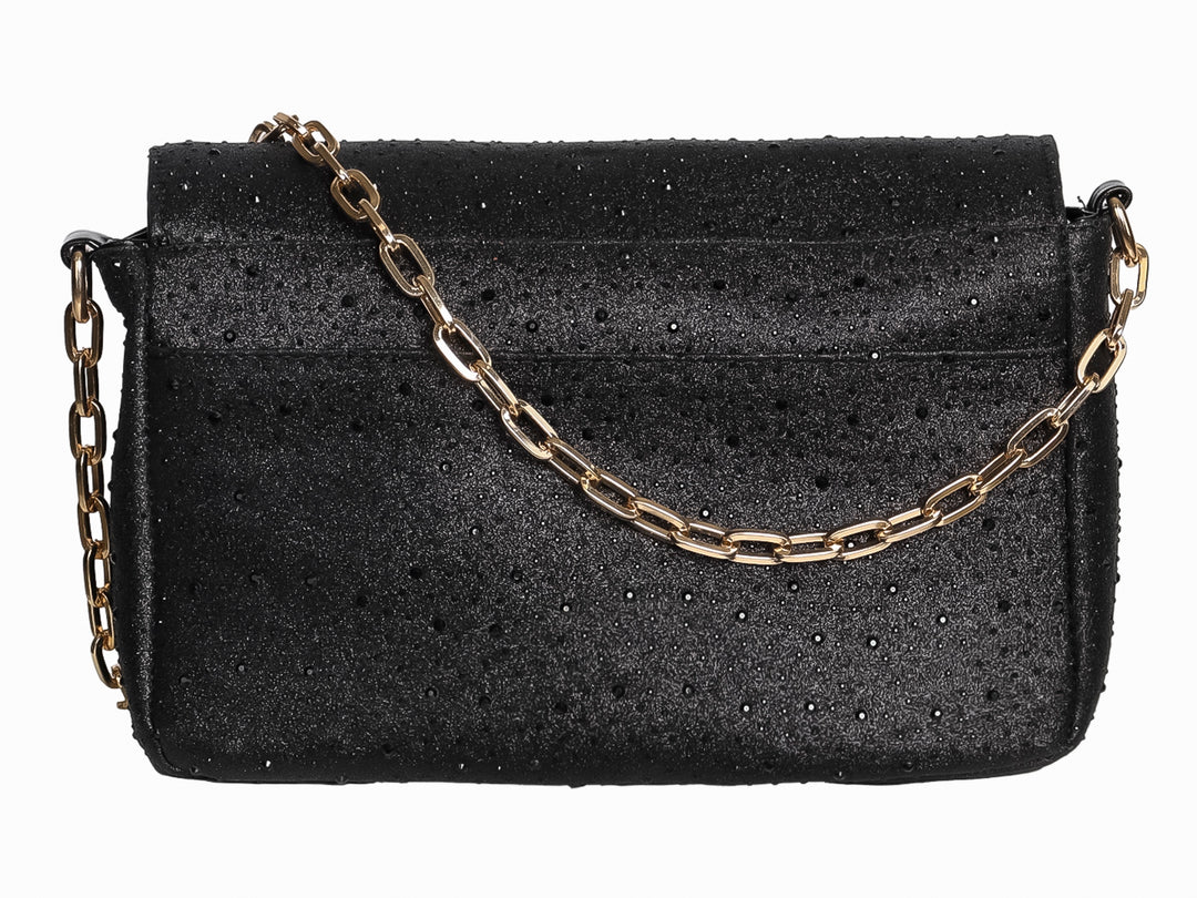 Bolso de hombro Ferretina color negro con textura perforada y correa de cadena dorada.
