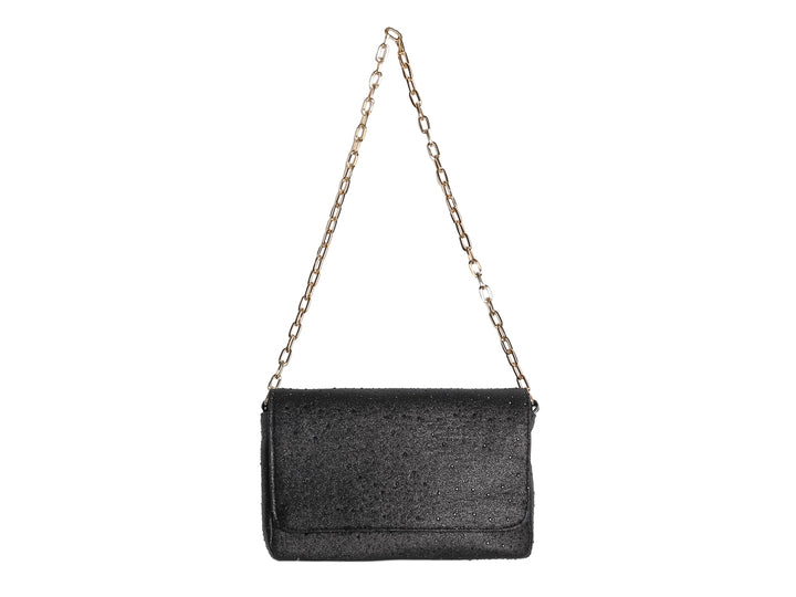 Bolso de hombro Ferretina color negro con textura perforada y correa de cadena dorada.