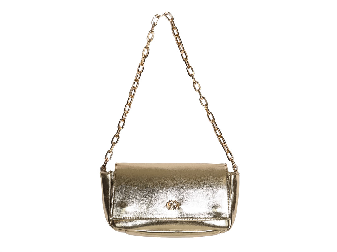 Bolsa de hombro Ferretina color oro con acabado brillante y correa de cadena metálica.