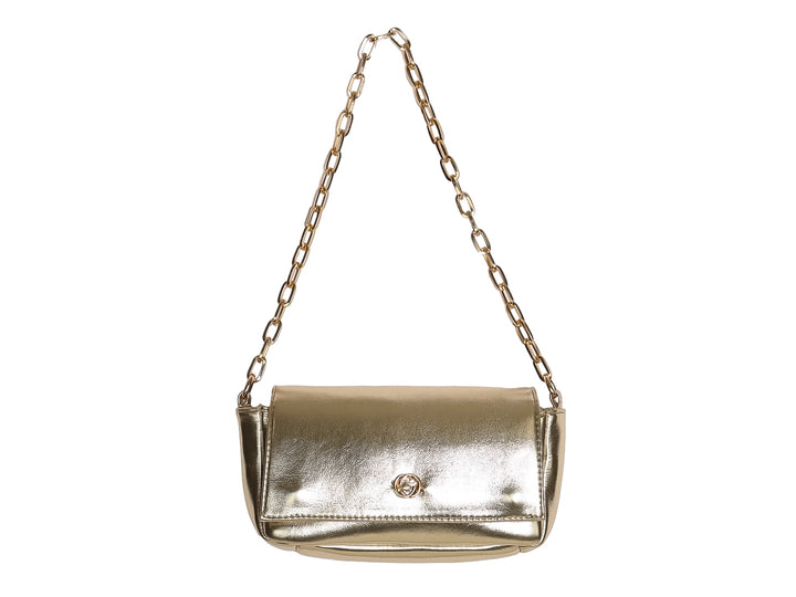 Bolsa de hombro Ferretina color oro con acabado brillante y correa de cadena metálica.