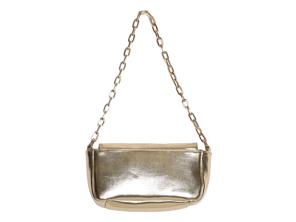 Bolsa de hombro Ferretina color oro con acabado brillante y correa de cadena metálica.