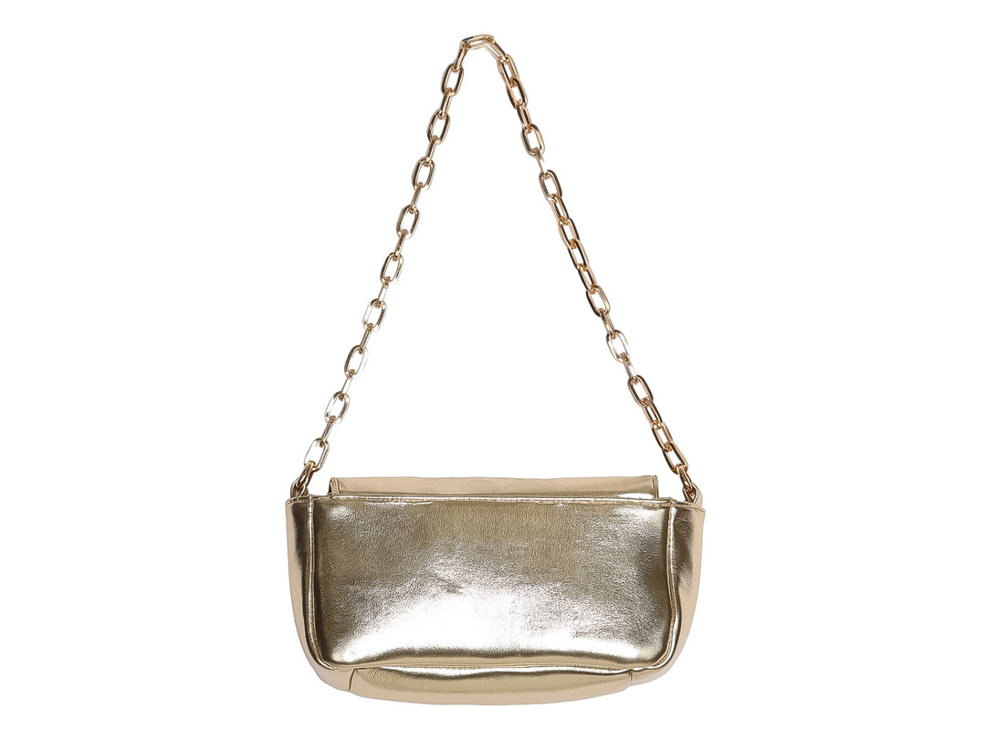 Bolsa de hombro Ferretina color oro con acabado brillante y correa de cadena metálica.