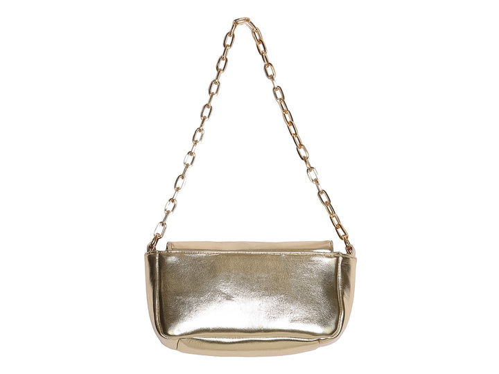Bolsa de hombro Ferretina color oro con acabado brillante y correa de cadena metálica.