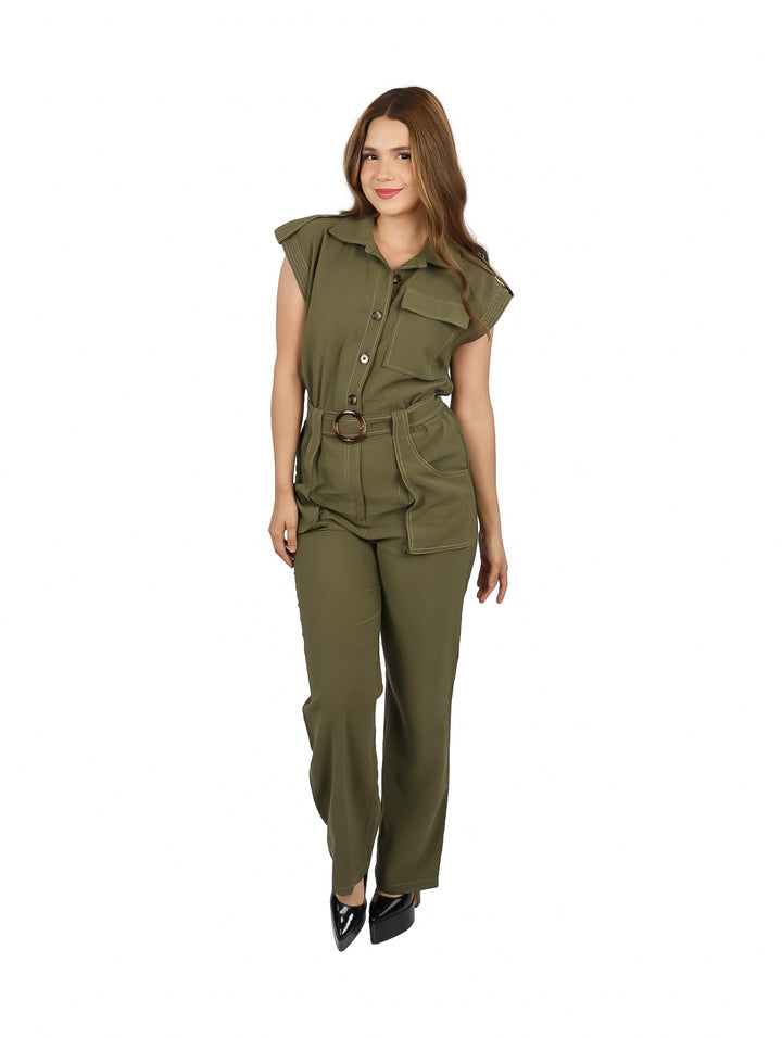 Mujer vistiendo un jumpsuit color verde oliva de manga corta con cinturón y botones frontales.