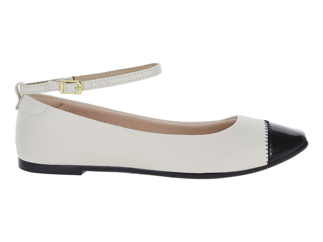 Zapato plano Moleca color blanco con punta negra brillante y correa ajustable al tobillo.
