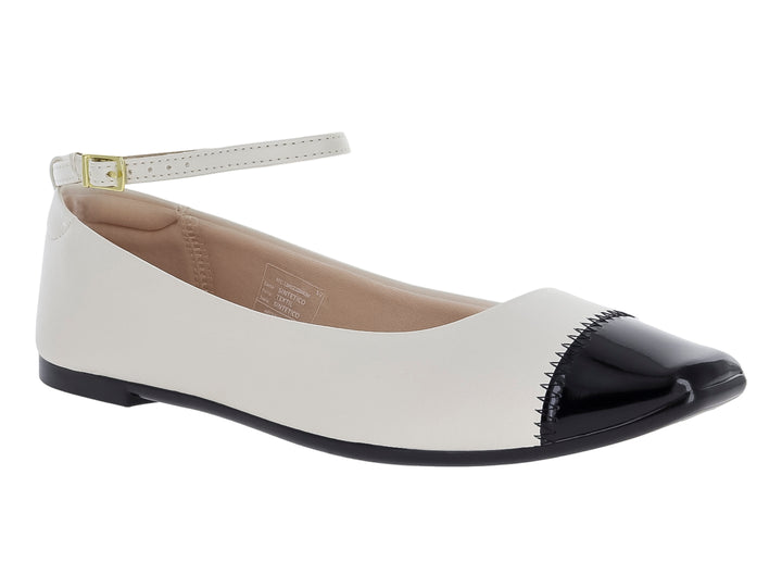 Zapato plano Moleca color blanco con punta negra brillante y correa ajustable al tobillo.