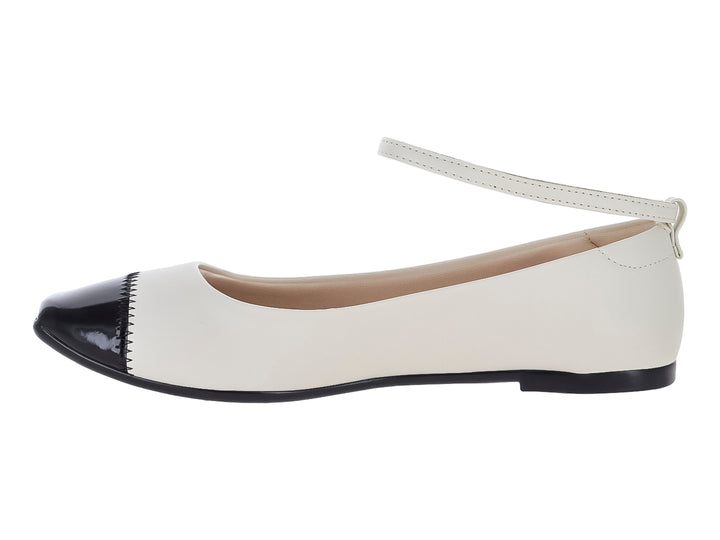 Zapato plano Moleca color blanco con punta negra brillante y correa ajustable al tobillo.