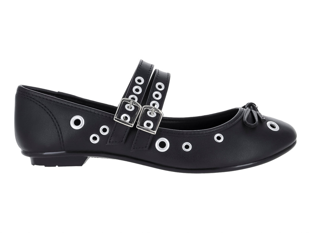 Zapato plano negro con dos correas con hebillas y detalles de ojetes plateados.
