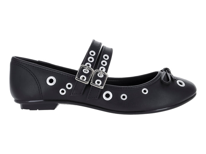 Zapato plano negro con dos correas con hebillas y detalles de ojetes plateados.