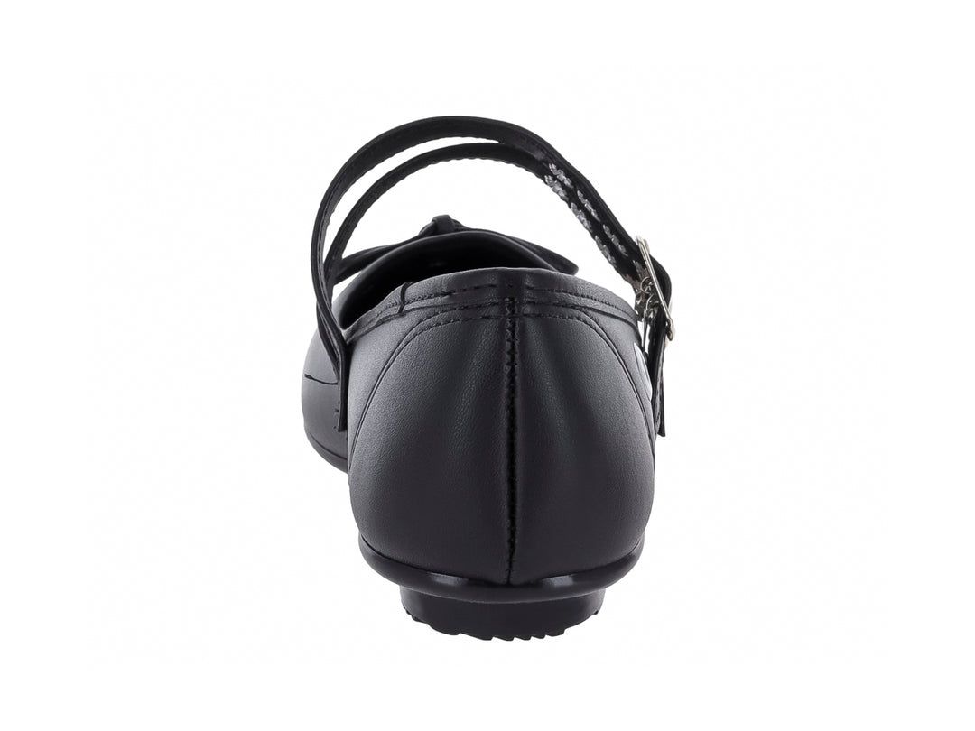Zapato plano negro con dos correas con hebillas y detalles de ojetes plateados.