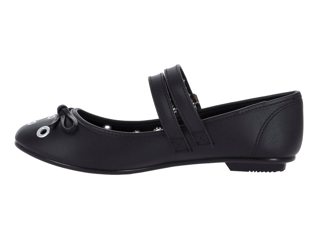 Zapato plano negro con dos correas con hebillas y detalles de ojetes plateados.